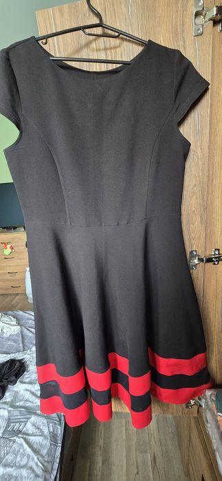 Продавам:

Черна рокля с червена лента

Размер: XL
Цена: 30 лв
Черна р