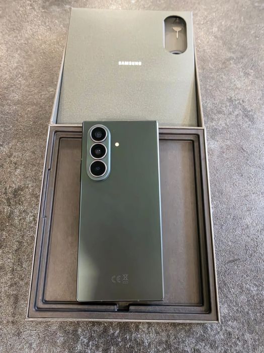 Продавам Samsung Galaxy Z8 Ultra + Galaxy Buds 4 Pro