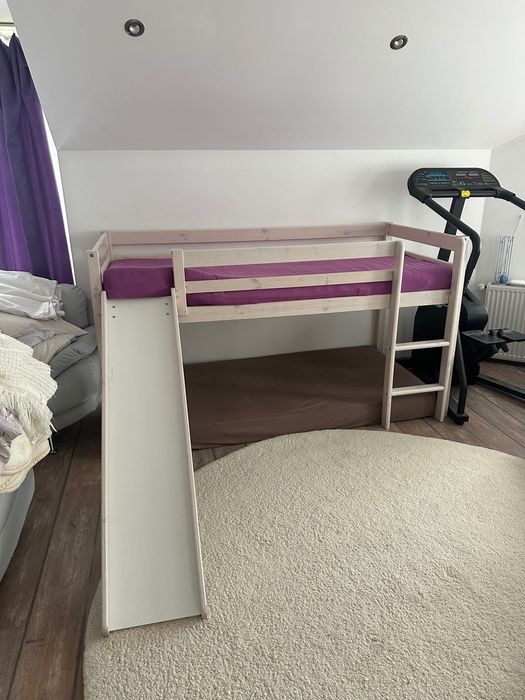 Pat  de lemn etajat cu tobogan  cameră de copii