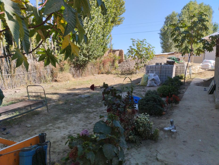 Уй сотилади 8 сотих ,2 хона уйи ва подавали бн,