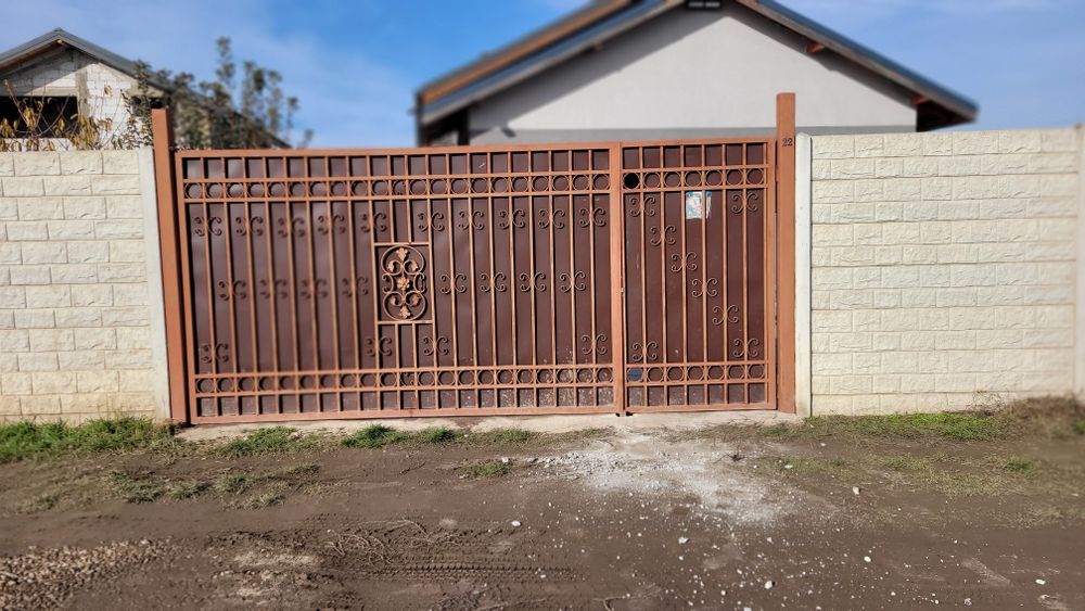 Portii metalice acces auto si pietonal .