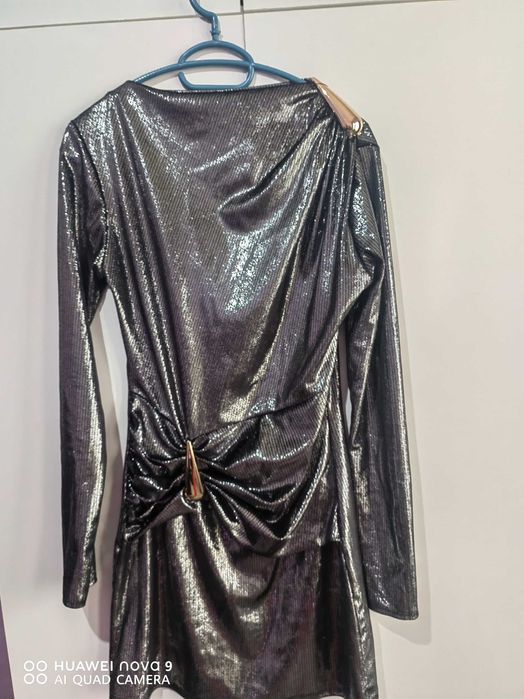 Рокля в сребърен цвят