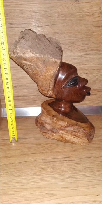 Африканска скулптура на женска глава от абаносово дърво