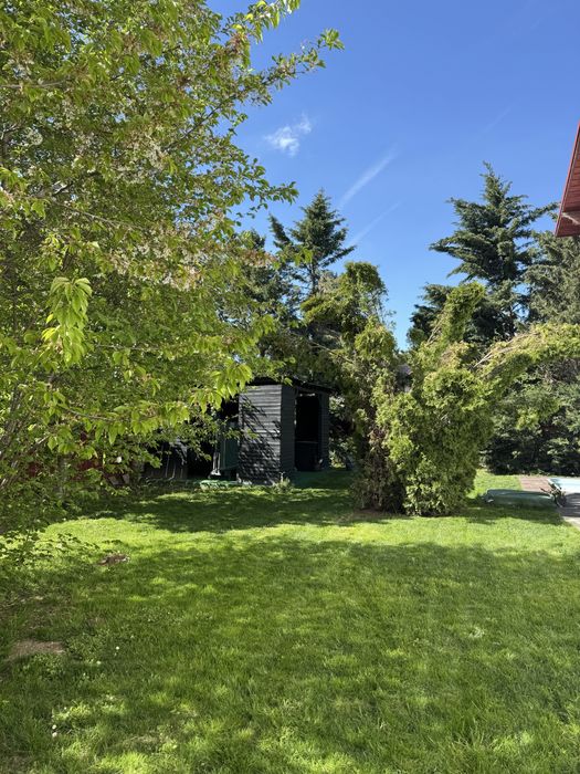 Vand casa cu piscina , teren 1000 mp, la 100 m de lac