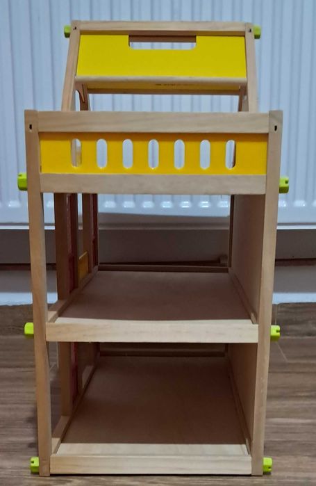 casa de papusi din lemn si plastic cu papusi si mobila