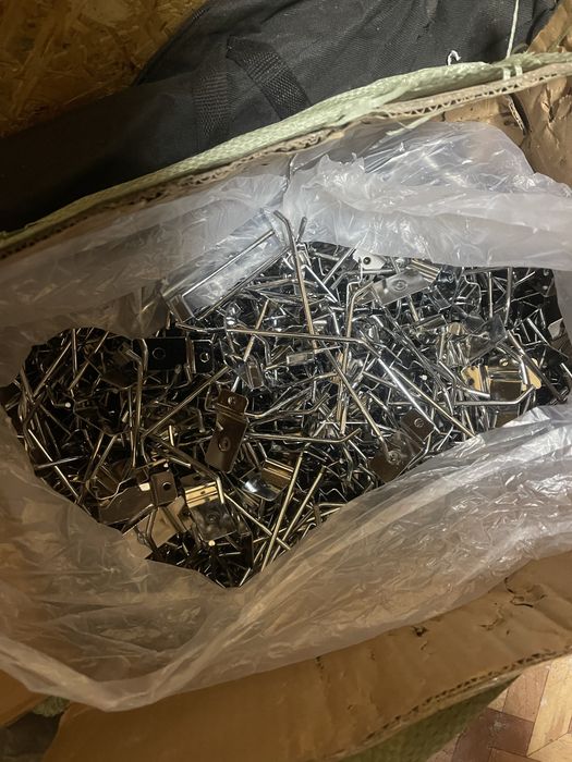 Крючки на панель ,500 шт есть