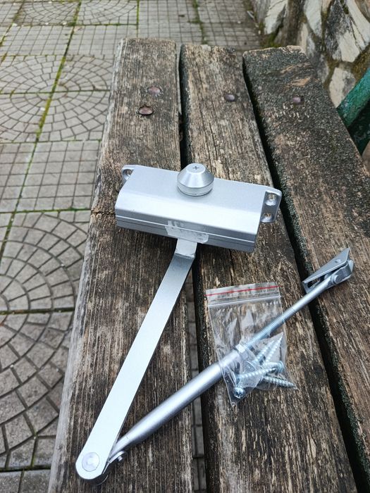 Механизам за затваряне врата от 30 до 50 кг