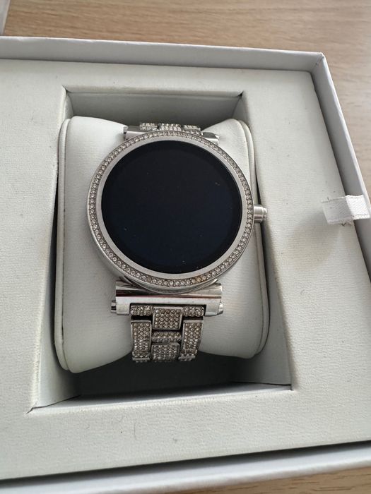 Смарт часовник Michael Kors