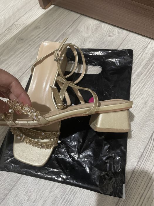 Продам босоножки