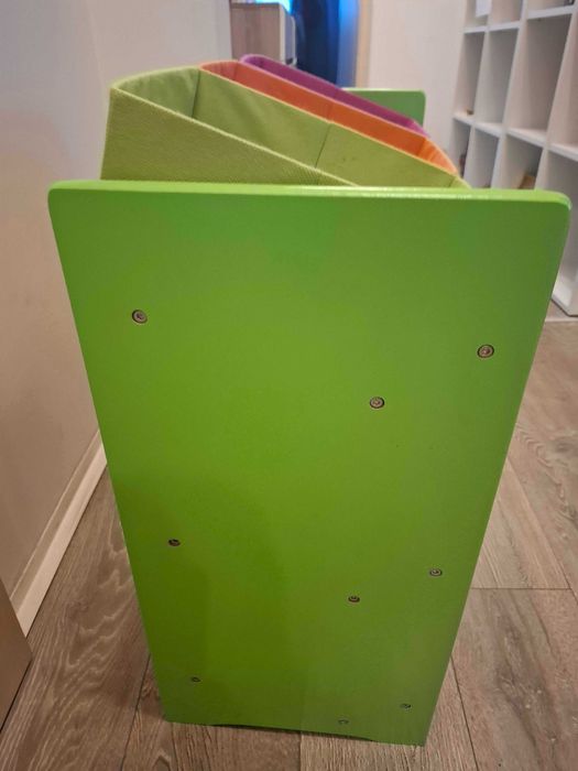 Бебешки играчки и етажерка/органайзер за играчки