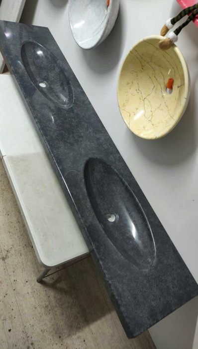 Каменная столешница 200*45см с двумя влитыми раковинами для санузла.