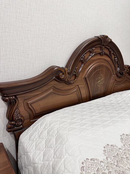 Продам спальный гарнитур кровать комод