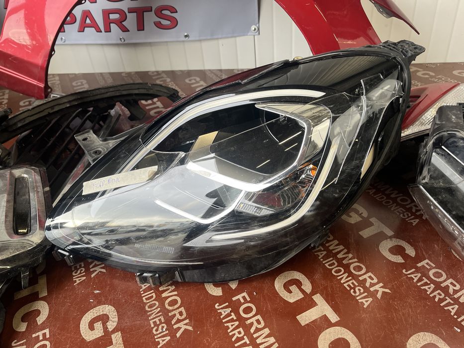 2 броя ляв и 1 брой десен фар Ford Puma