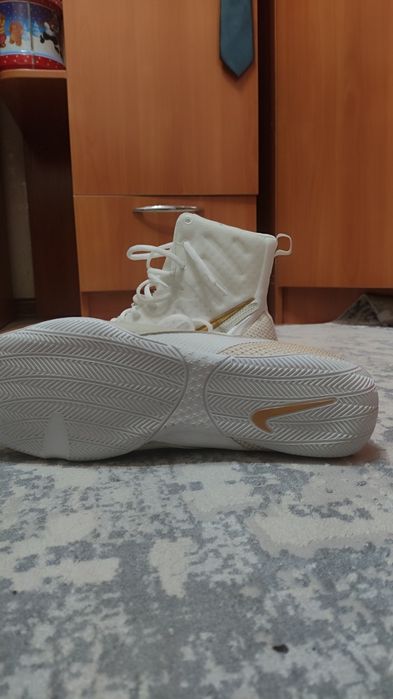 Nike machomai 3 золотистые