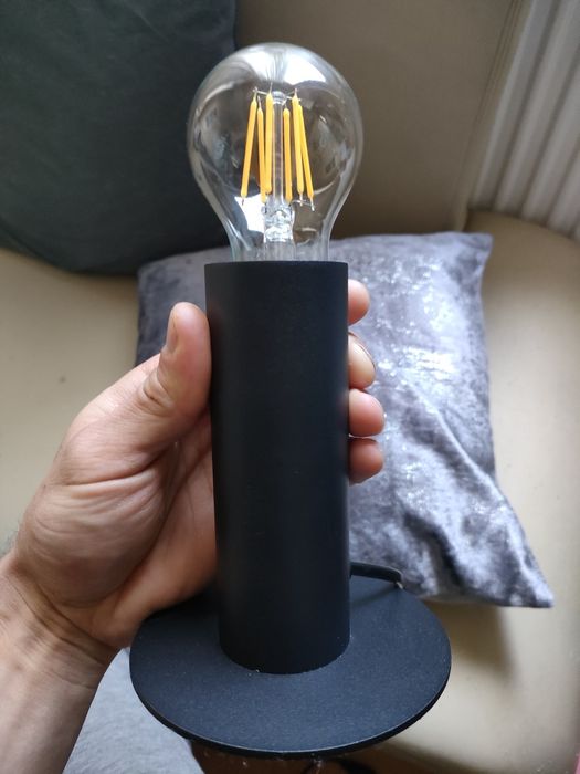 Lampa cu touch si bec care se aprinde filamentul