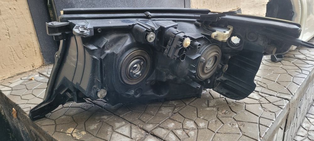 Продам пару передних фар тойота 200
