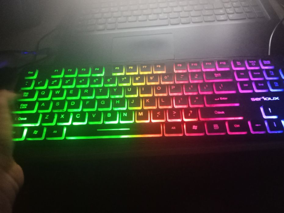 Se vinde tastatură în stare bună cu lumânare