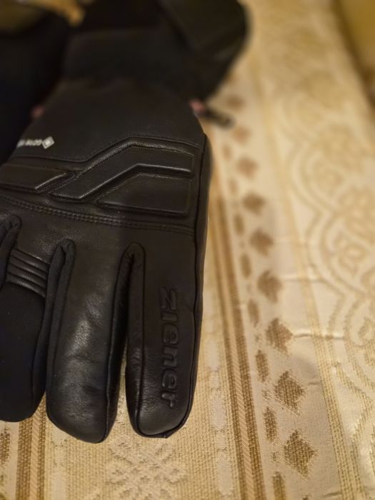 Ски оборудване обувки очила щеки ски