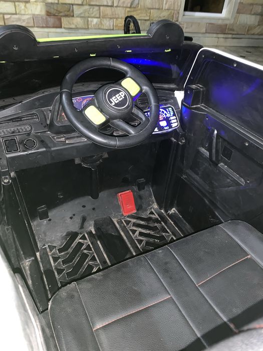 Машинка для детей, состояние хорошее проблем нет привод 4х4