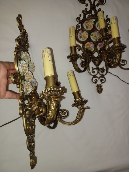 Pereche aplice din bronz masiv cu flori din portelan Capodimonte