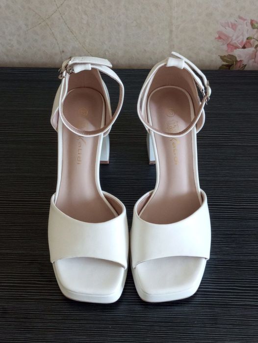 белые туфли на большом каблуке.