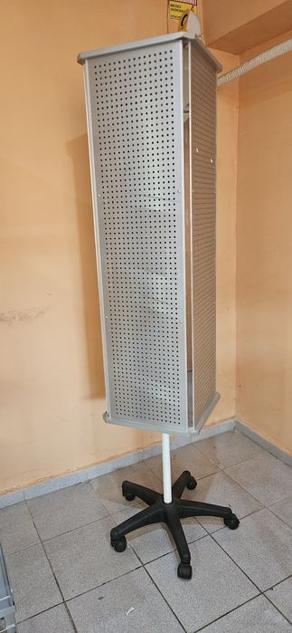 Оборудване от магазин стелажи и скари с куки