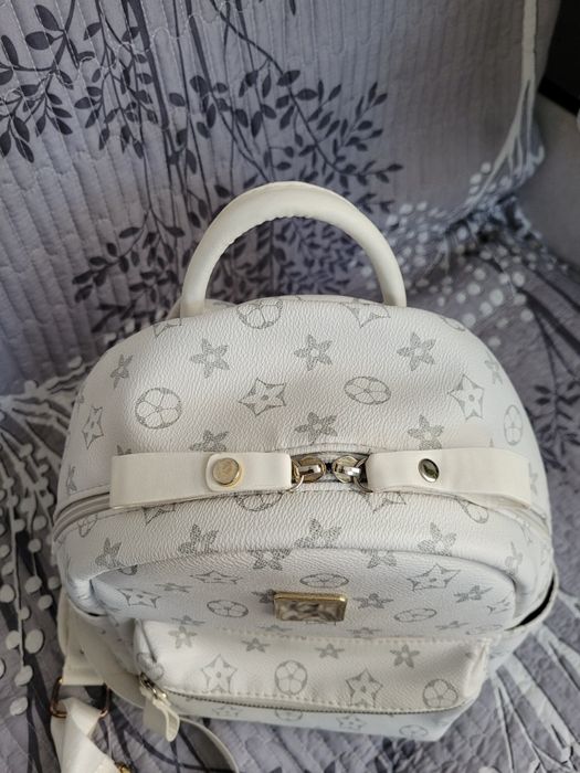 Белый рюкзак,  портфель  в идеальном состоянии