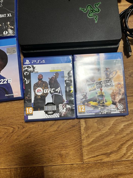 PS4 2 джойстика плюс 7 игри!без зарядно за джостиците!150евро