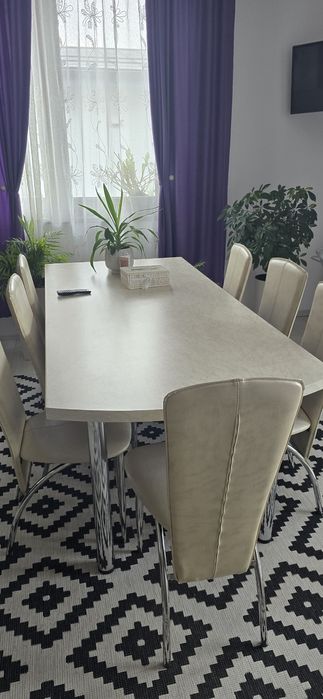 Masa mare cu 8 scaune +2 noptiere cu sertare, blat termorezistent.