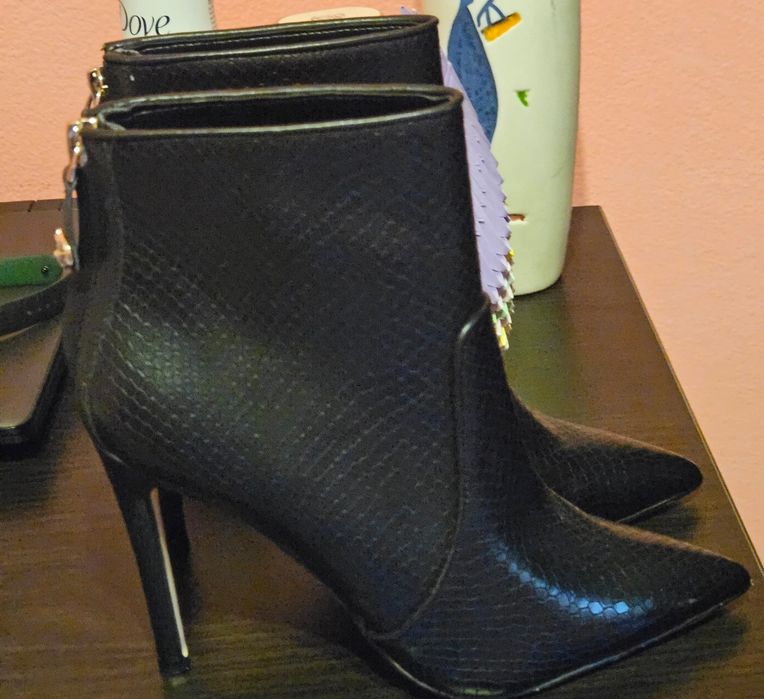 Botine damă marca Guess