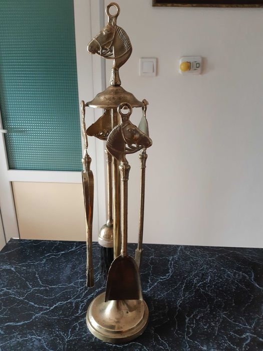 Ustensile semineu din bronz, cu 4 piese cu cap de cal,  inaltime 51 cm