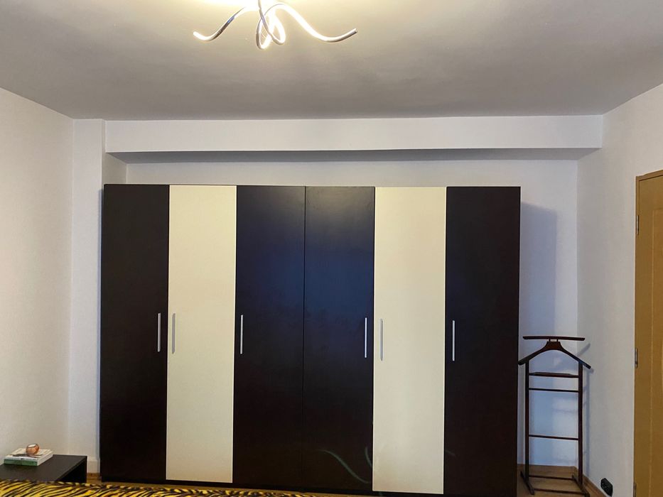 Închiriez apartament dotat cu 4 camere, modern.