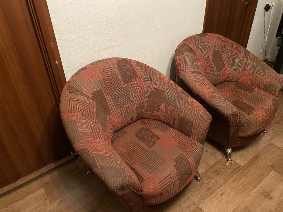 Продам диван с двумя креслами