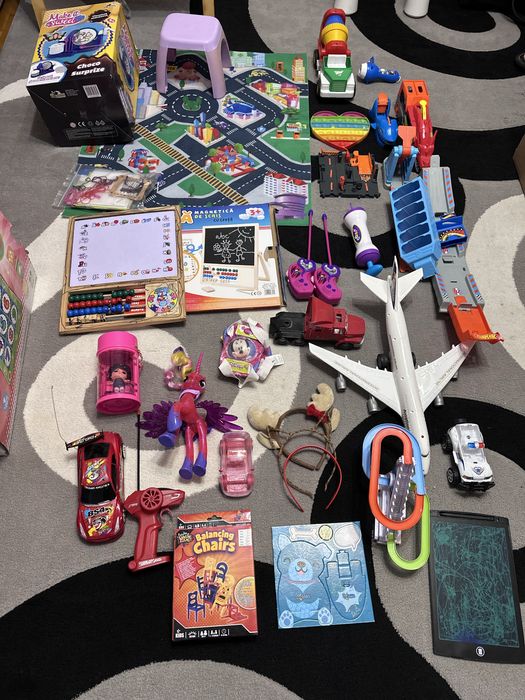 Jocuri de societate, chitara, masinute, pop-it, cuburi, animale, cască