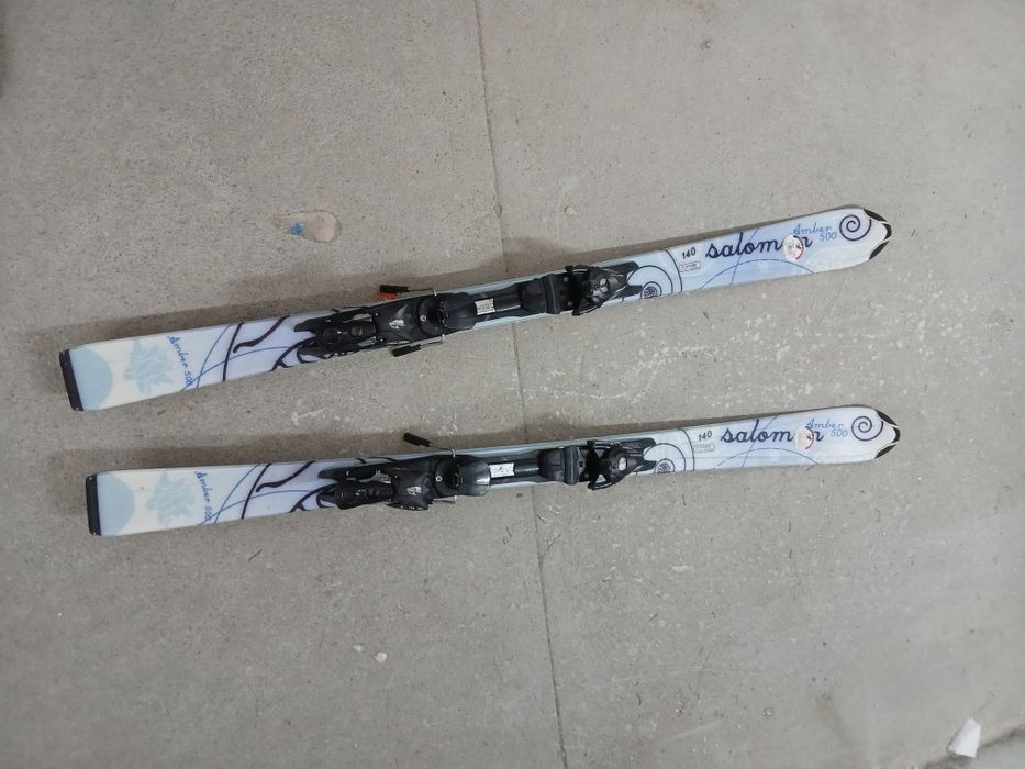 Vând schiuri 140