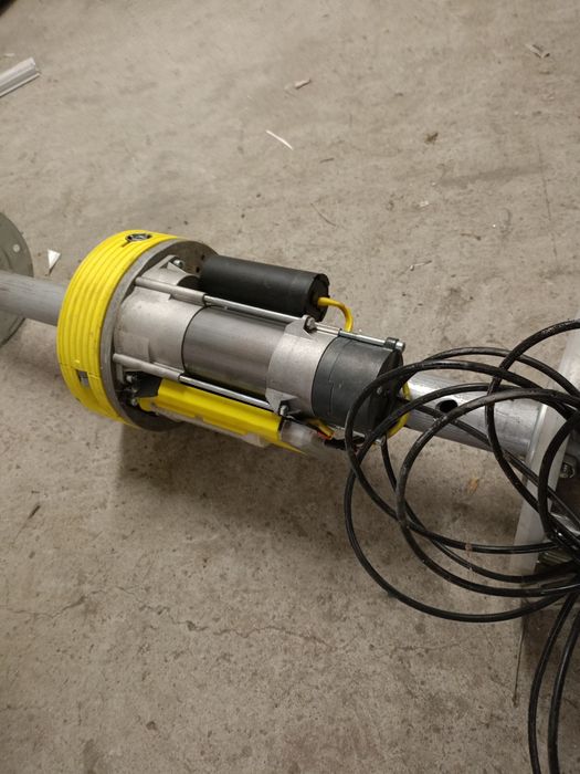 Двигател за ролетна врата