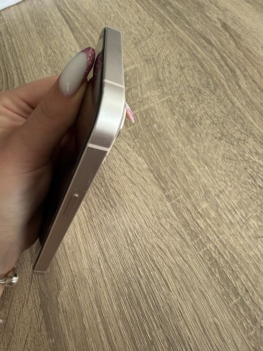 Iphone 13 с подарък няколко калъфчета