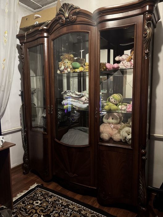 Сервантный шкаф