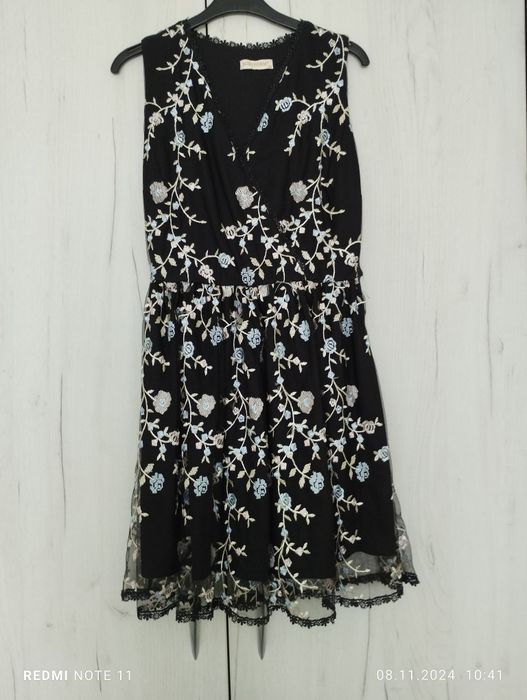 Рокля с дантела и бродерия