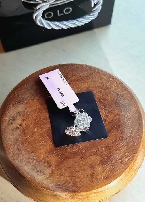 Cercei de argint cu diamante - cadoul ideal