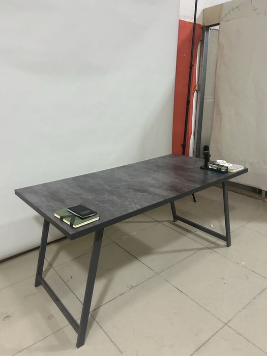 Офисный стол в хорошем качестве, 160см ұзындығы ені 80см биіктігі 75см