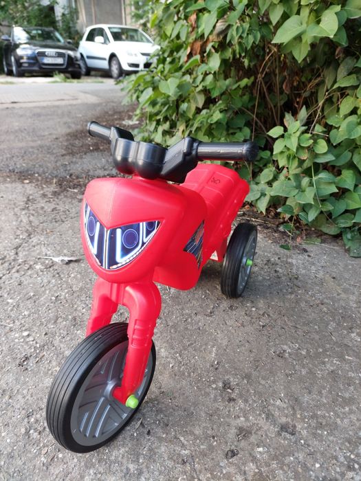 Bicicleta copii una cu pedale, cealalta fara pedale