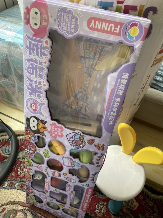 Детский стул и игрушки