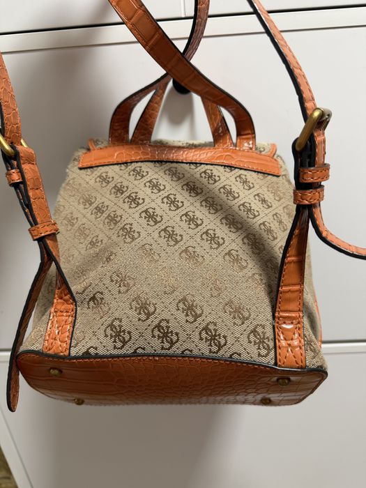 Rucsac marca Guess