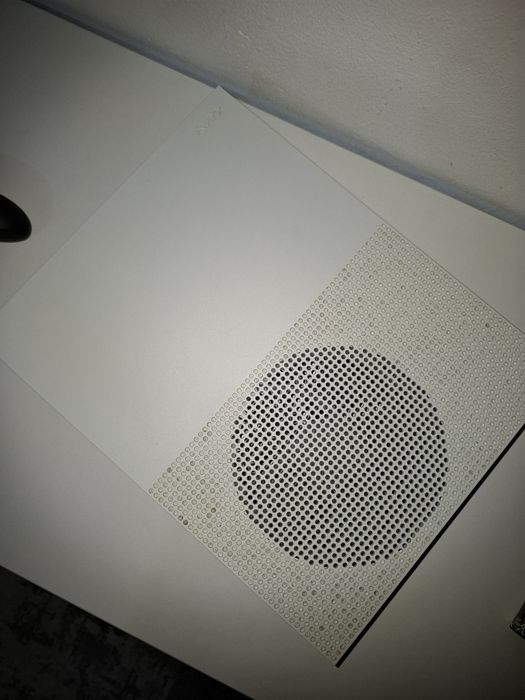 Xbox One S 1TB + 2 jocuri