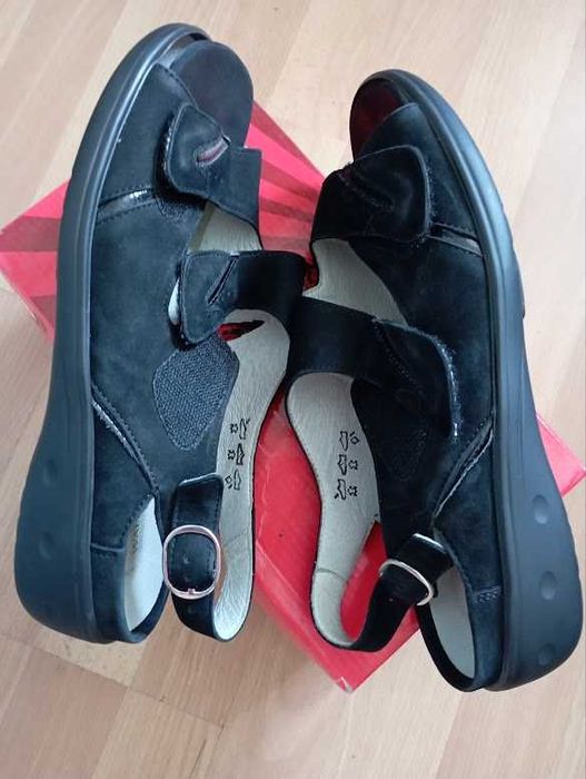 Нови 40 номер сандали