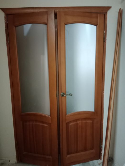 Продам двери деревянные на зал