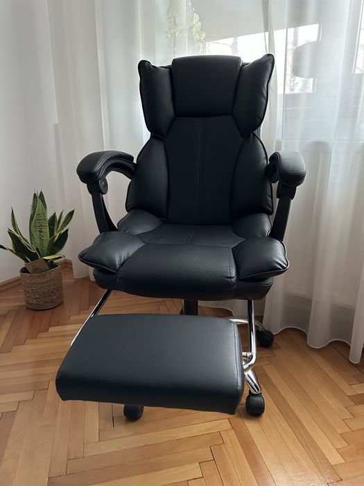 Scaun directorial cu suport pentru picioare