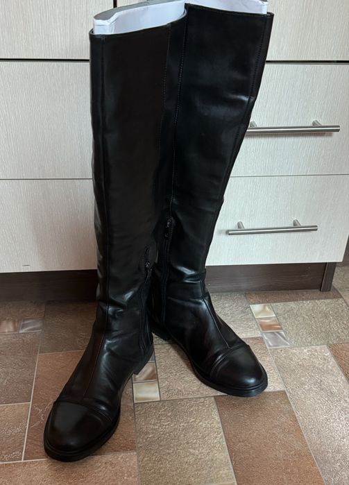 Черни Ботуши