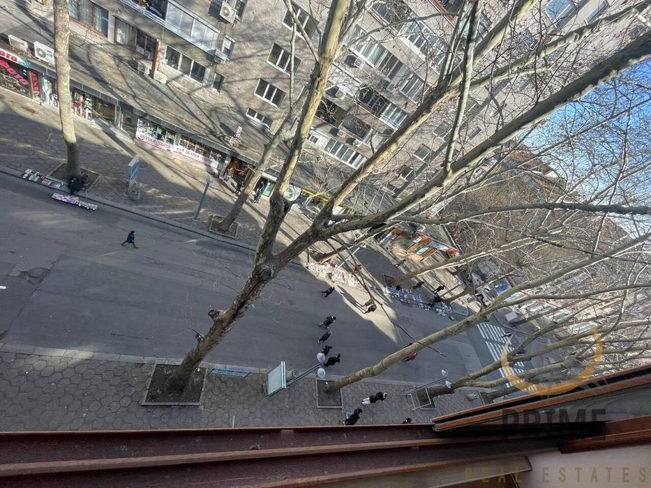 Дава се под наем Двустаен апартамент в Бургас, Център - 60 кв.м за 459 € - Снимка #3